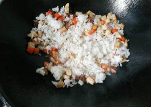 再倒入米饭翻炒一会儿；