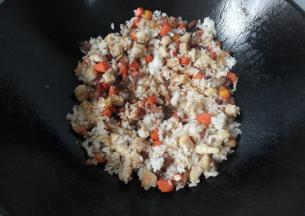 接着调入适量盐，酱油，胡椒粉，鸡精翻炒均匀；