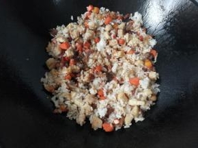 接着调入适量盐，酱油，胡椒粉，鸡精翻炒均匀；