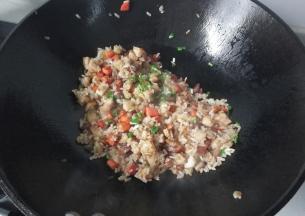 最后撒上葱花翻炒一下即可起锅装盘食用。