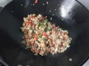 最后撒上葱花翻炒一下即可起锅装盘食用。