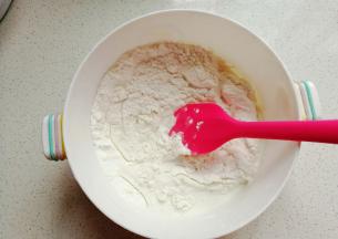 将糯米粉加入40度左右温开水和匀；