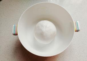 然后揉成团静置一会儿；