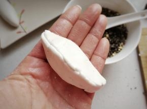 然后将两边合起来捏紧实；