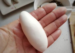 再搓圆搓光滑，整形成橄榄形状；