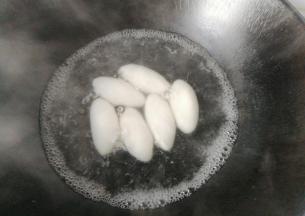 锅中入适量水烧开，水开后放入汤圆煮熟，然后捞起备用；