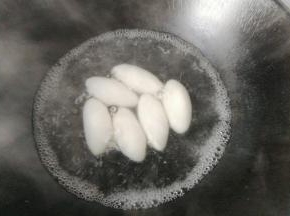 锅中入适量水烧开，水开后放入汤圆煮熟，然后捞起备用；