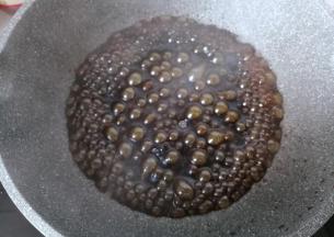 不粘锅放入剩下的红糖，再加适量清水烧开，把糖融化；