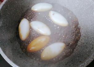 然后把煮熟的汤圆放入糖液中翻炒一会儿，炒好后起锅装盘，淋上糖汁就可享用啦！