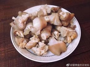 撇去血水，捞起羊蹄用清水冲洗干净，沥干水备用。