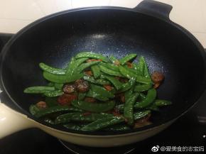 起锅前加入适量盐，少许生抽和鸡精调味。