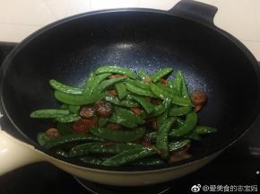 起锅前加入适量盐，少许生抽和鸡精调味。