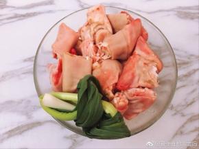 将羊蹄剁成段，大蒜去根洗净绕紧打一小结。