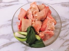 将羊蹄剁成段，大蒜去根洗净绕紧打一小结。