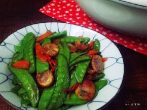 装盘，腊肠炒荷兰豆就做好了。