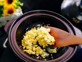 先将鸡蛋煎好盛出（蛋炒饭的鸡蛋可以嫩些在打鸡蛋液时加适量清水）