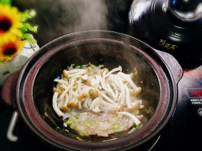 取一口干烧锅倒油，将葱白，洋葱爆香后加入蟹味菇，快速翻炒，干烧锅受热快，所以随时调整火候