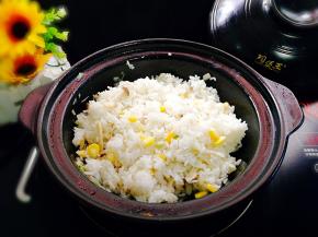 加入玉米粒饭，再次翻炒均匀