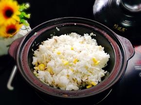 加入玉米粒饭，再次翻炒均匀