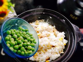 加入豌豆，翻拌均匀