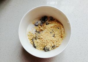 先将红糖60克、白糖、花生碎拌匀即成馅料；