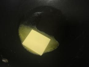 锅里开小火融化黄油