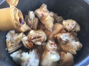 倒入50g的生抽。