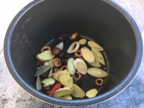 步骤2的各种佐料放入电压力锅内胆里。