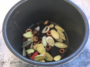 步骤2的各种佐料放入电压力锅内胆里。