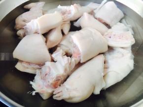 猪手焯水，为了是再次去腥。焯水时一定用凉水。 猪手放入锅里，倒入凉水，大火煮开。