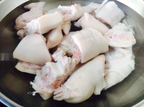 猪手焯水，为了是再次去腥。焯水时一定用凉水。 猪手放入锅里，倒入凉水，大火煮开。