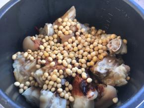 放入黄豆。