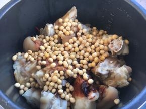 放入黄豆。
