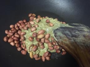 再加入花生搅拌均匀