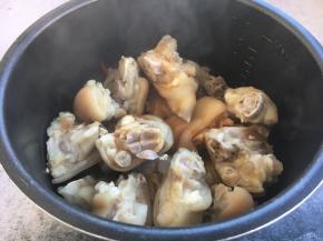 放入焯过水的猪手。