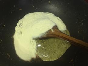 关火加入奶粉一起搅拌均匀