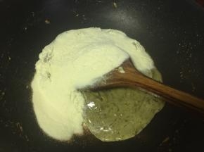 关火加入奶粉一起搅拌均匀