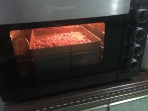 花生先放入烤箱中烤香