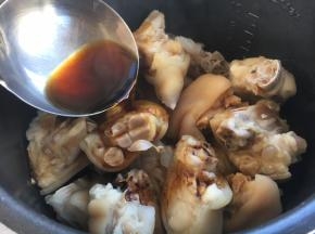 倒入2大汤勺的糖色水。