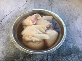 放入清水浸泡一个小时，泡出血水和杂质，以达到去腥的目的。