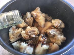 倒入50g的米酒。 放入米酒是为了去腥增香。