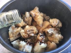 倒入50g的米酒。 放入米酒是为了去腥增香。