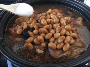 放入1小勺盐调味。