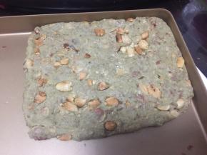 趁热放入烤盘中整型