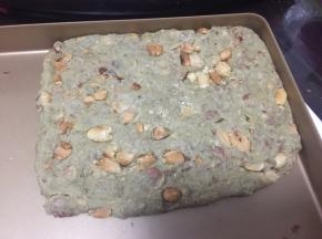 趁热放入烤盘中整型