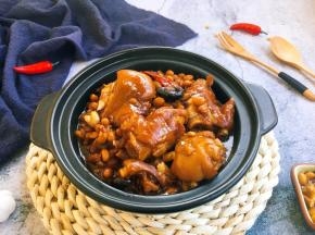 新鲜出炉的味道鲜美的黄豆煲猪手。