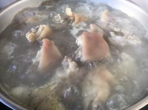 撇去浮末，捞出猪手。