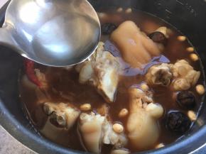 放入开水，水的量与食材齐平。