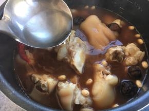 放入开水，水的量与食材齐平。