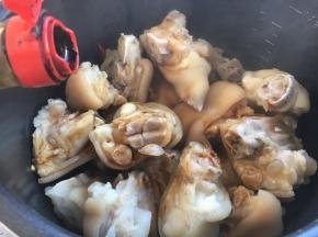 倒入10g的老抽。